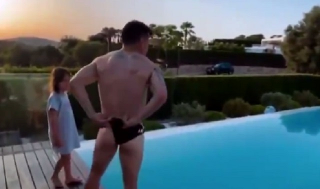 Gary Medel ya disfruta sus vacaciones y mostró su lado “Open mind” luciéndose en tanga