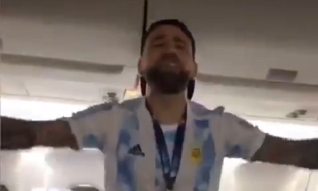 ¡Se armó la fiesta en el aire! Argentina celebró en el avión la Copa América ganada en Brasil