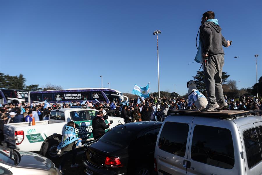 Miles de hinchas argentinos se congregaron para recibir a los campeones de América en Buenos Aires