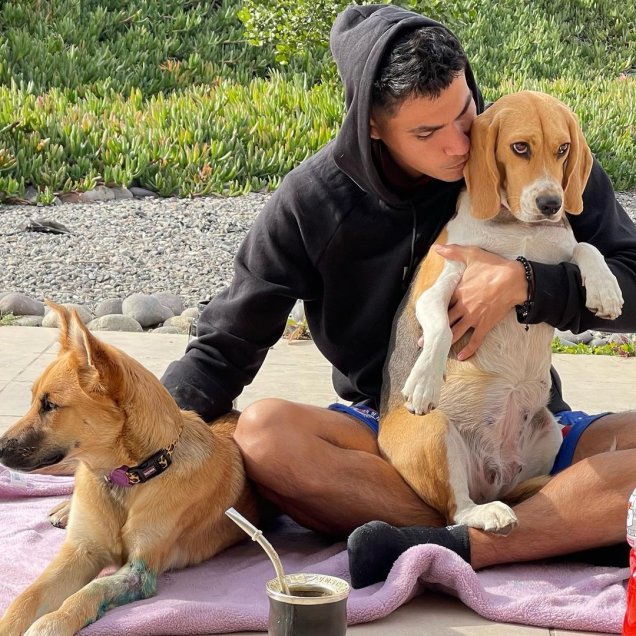 Pablo Galdames disfruta sus vacaciones junto Vesta Lugg y “su familia feliz”