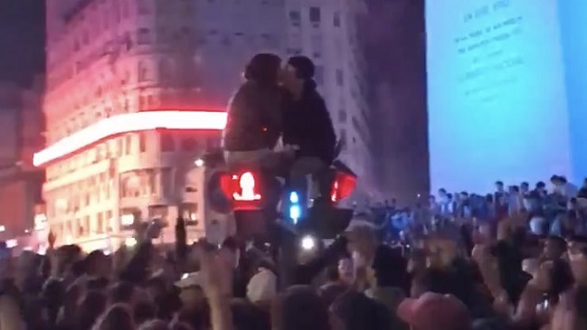 ¡Arriba de un semáforo! Hincha argentino pidió matrimonio en medio de festejos en el Obelisco