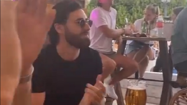 ¿Un hincha más? Ben Brereton sigue atento la final entre Inglaterra e Italia