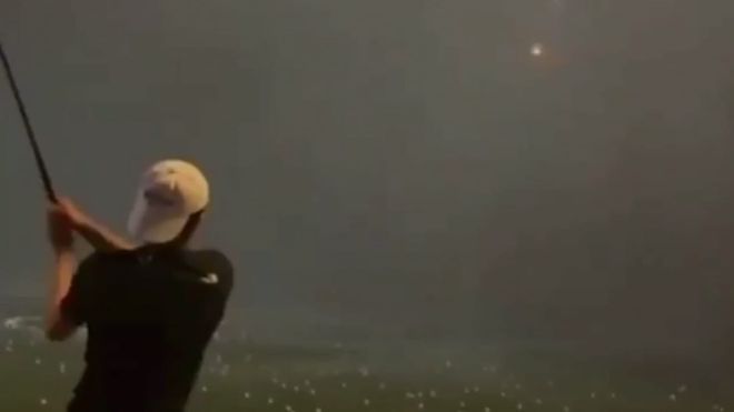 ¡Increíble! Un rayo impactó una bola de golf en pleno vuelo