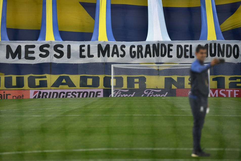 Boca Juniors dedicó bandera a “Messi, el más grande del mundo” en La Bombonera