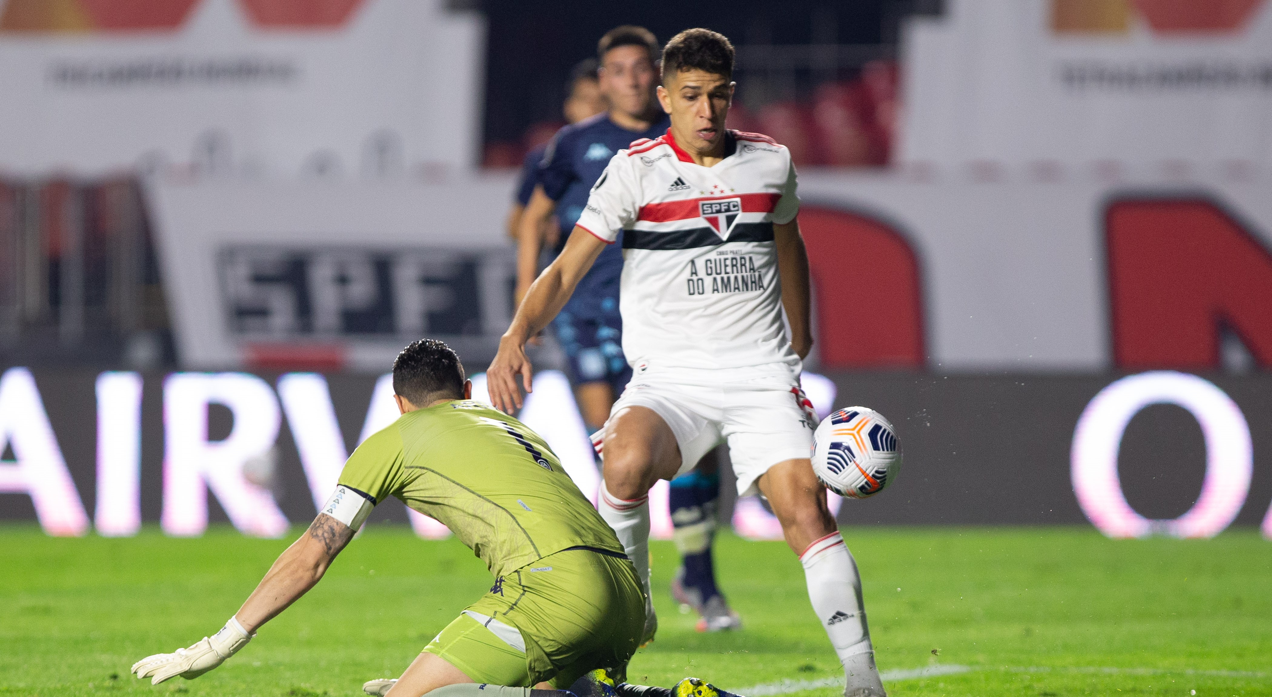 Gabriel Arias cometió grosero error en empate de Racing y Sao Paulo en la Libertadores