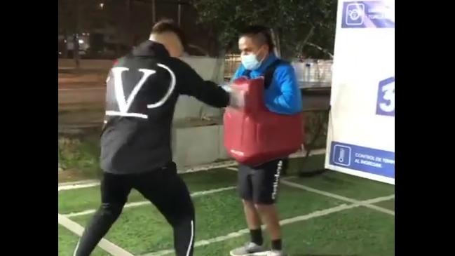 Leonardo Gil exhibió sus mejores golpes en una práctica de boxeo