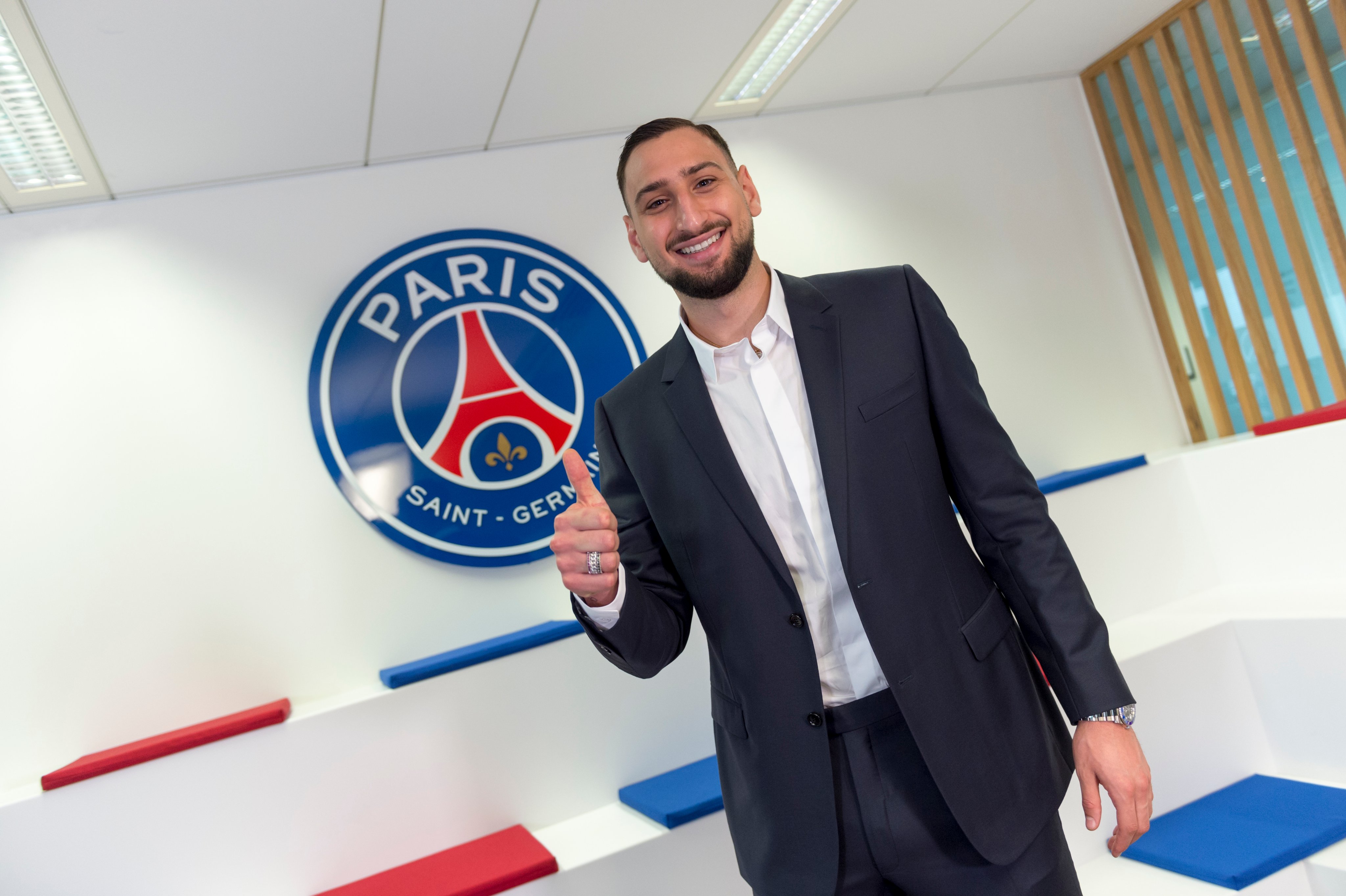 Paris Saint-Germain anunció el fichaje del arquero italiano Gianluigi Donnarumma