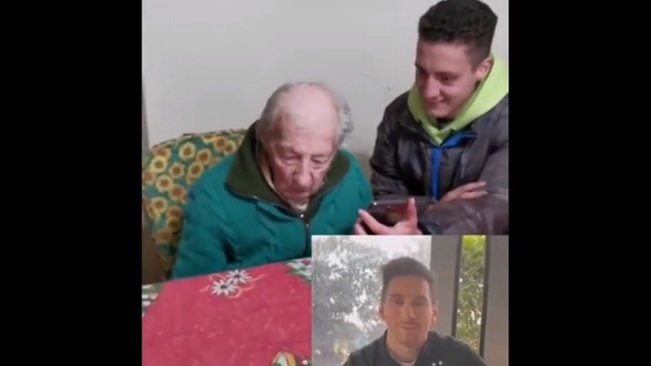 El emotivo saludo de Lionel Messi a un hincha de 100 años que toma nota de todos sus goles
