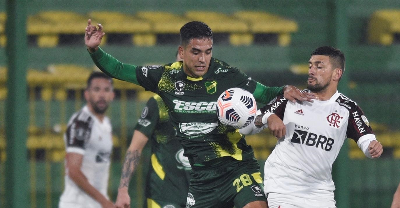 Flamengo de Mauricio Isla doblegó a Defensa y Justicia en octavos de la Copa Libertadores