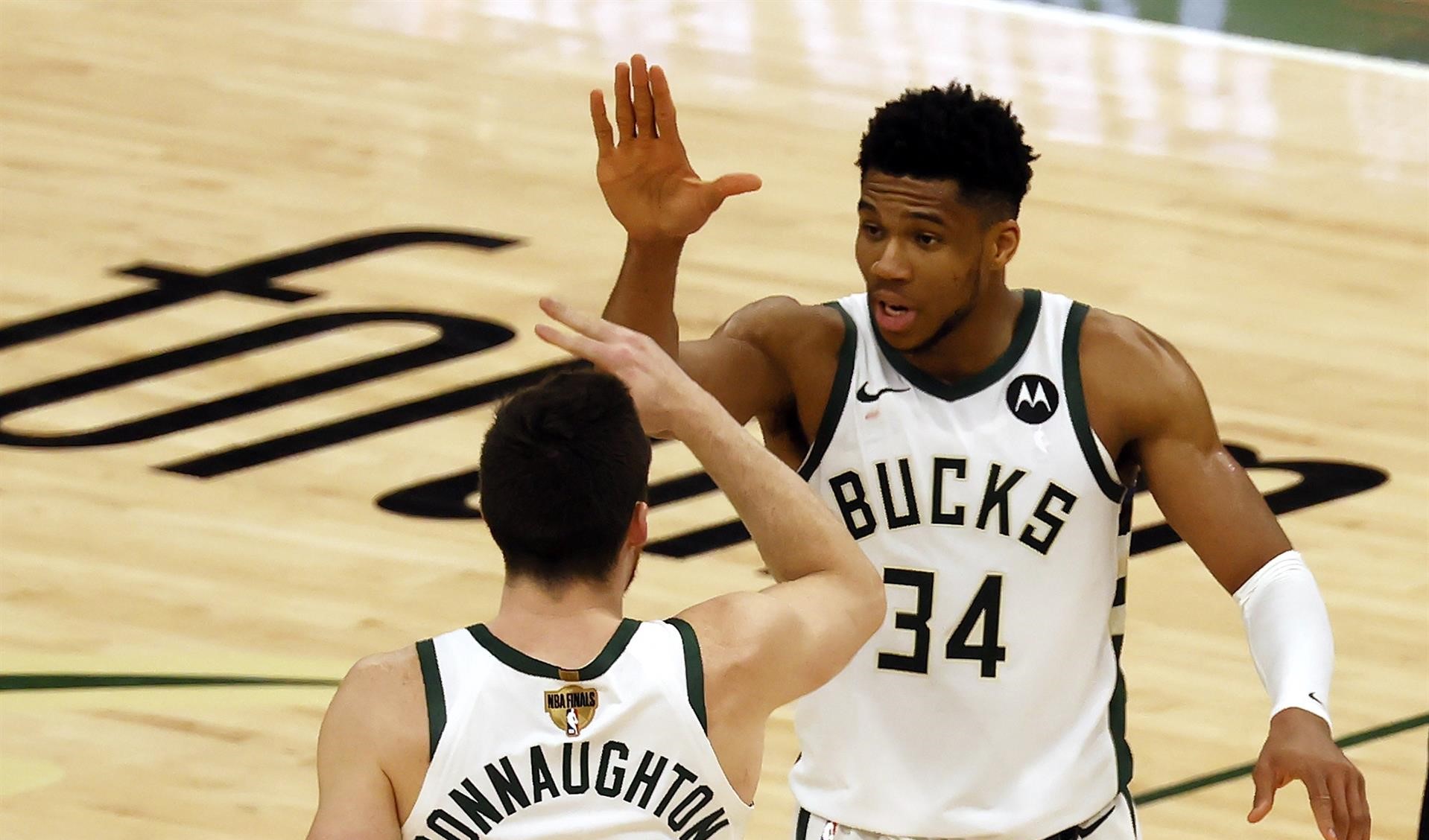 Milwaukee Bucks venció a Phoenix Suns e igualó la serie en la final de la NBA