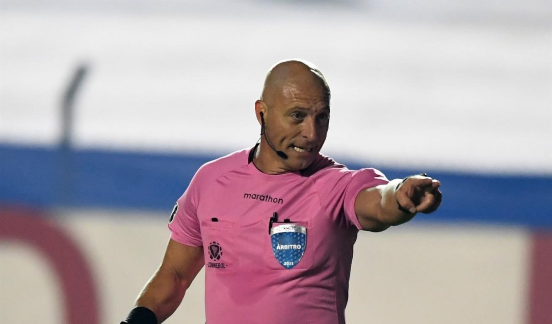 Néstor Pitana reapareció en Copa Sudamericana y sorprendió con nuevo look: Se rapó al cero