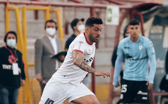 ¿Al Puskas? Hernán Fredes de Unión San Felipe marcó un golazo de mitad de cancha
