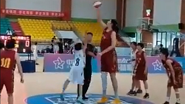 Niña de 2,26 metros se robó la atención en un torneo de baloncesto sub 15