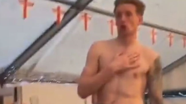 Arquero inglés Jordan Pickford tuvo consuelo en desatada fiesta tras perder la final de la Eurocopa