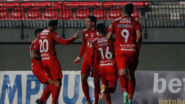 Unión La Calera doblegó a un complicado Curicó y se metió de lleno en la lucha por el liderato