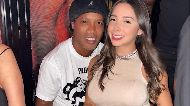 Ronaldinho dio su autógrafo en los senos de una fanática