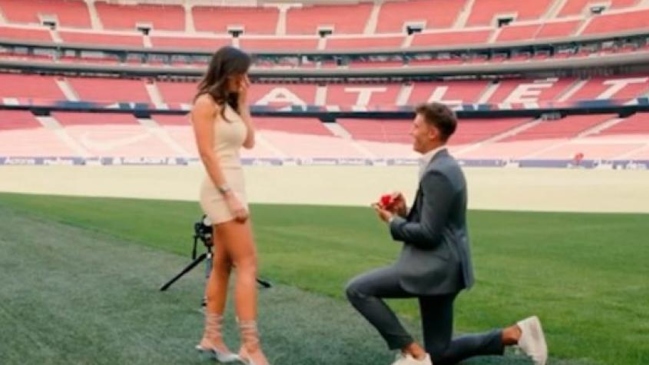 Jugador de Atlético de Madrid fue hasta el Wanda Metropolitano para pedirle matrimonio a su novia Paddy