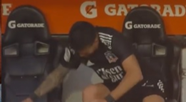 Matías Zaldivia golpeó indignado la banca tras ser reemplazado en el clásico ante U. Católica