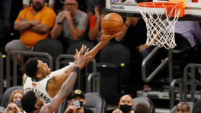 Giannis Antetokounmpo comandó crucial triunfo de Milwaukee Bucks sobre Phoenix Suns