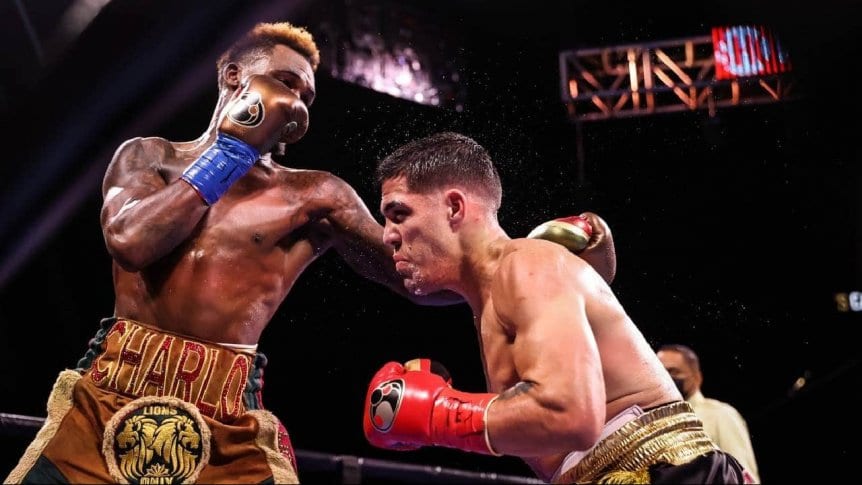Brian Castaño empató ante Jermell Charlo tras un polémico fallo
