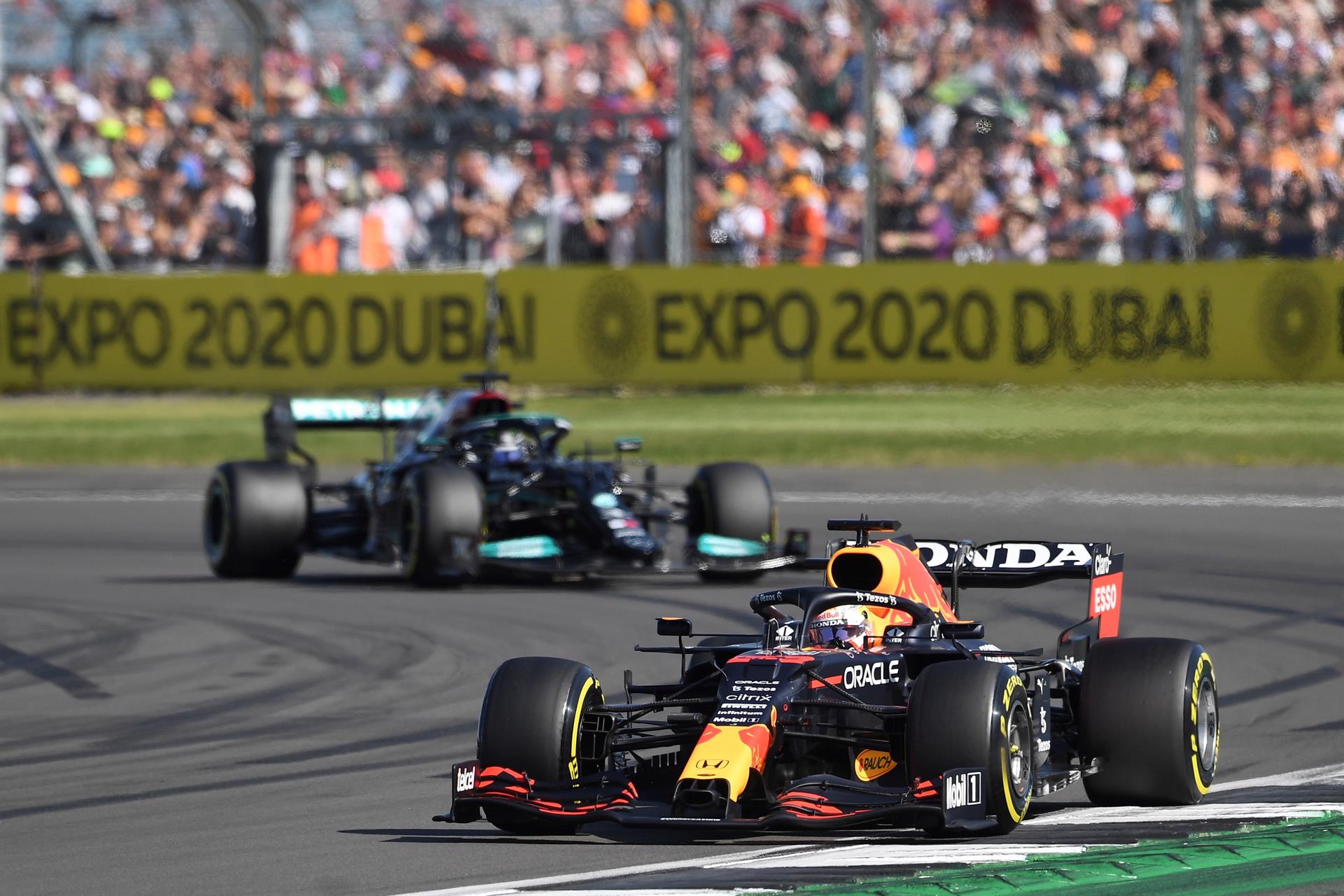 Max Verstappen se despidió del GP de Gran Bretaña tras choque con Hamilton