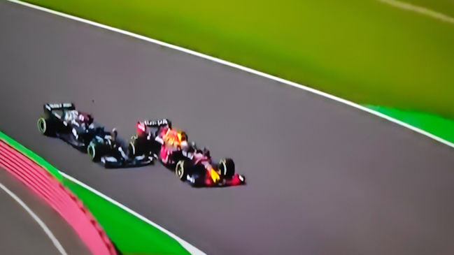 El choque de Hamilton y Verstappen que terminó con el neerlandés contra los muros de contención