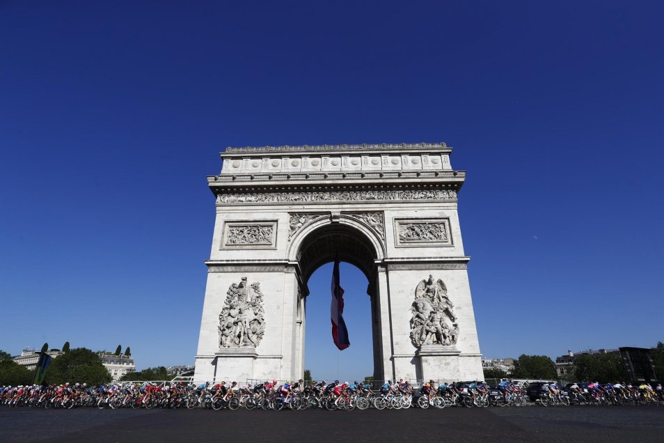 El triunfal paseo de Tadej Pogacar por los Campos Elíseos y el Louvre en el final del Tour de Francia