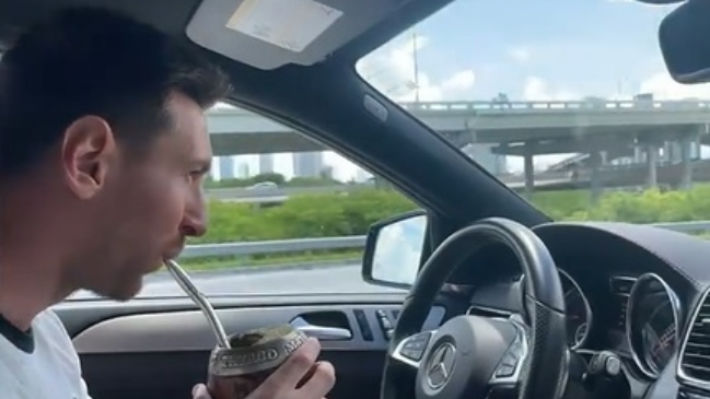 Lionel Messi condujo relajado y tomando mate en sus vacaciones en Miami