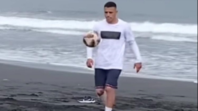 Alexis Sánchez se lució dominando el balón en playa de Tocopilla
