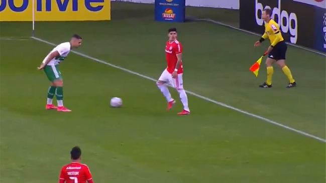 Carlos Palacios dio un pase “a lo Ronaldinho” en duelo entre Inter y Juventude