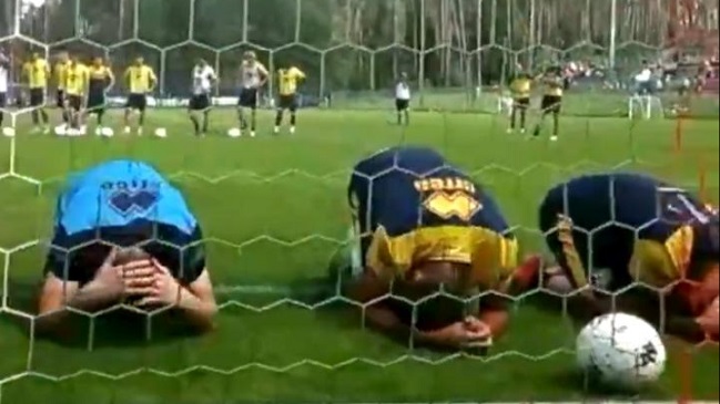 Pelotazos en el trasero: El llamativo castigo de Parma a equipo perdedor en entrenamiento