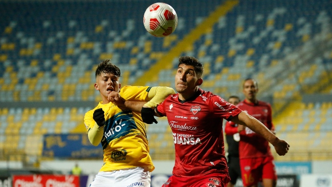 Everton soportó la presión de Ñublense y rescató un empate en Sausalito