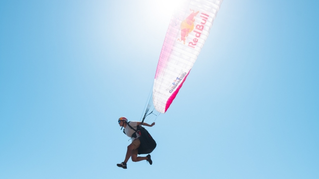 Chileno Víctor Carrera se consagró campeón mundial de parapente acrobático