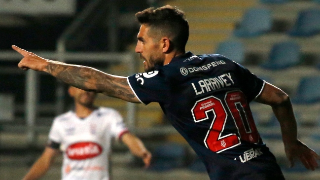 Joaquín Larrivey anotó su quinto gol consecutivo y puso en ventaja a la U ante Melipilla