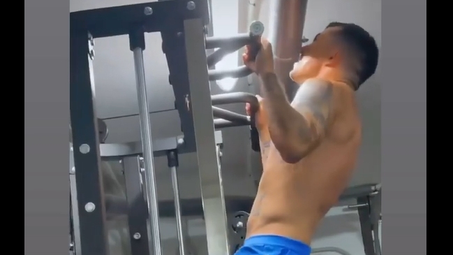 Besando la tubería: Gary Medel dio el máximo esfuerzo en entrenamiento junto a su esposa