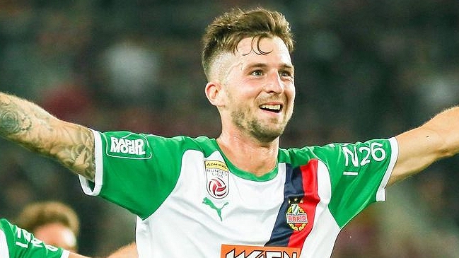 A lo Eric Cantona: El golazo que anotó jugador de Rapid Viena en la Champions League