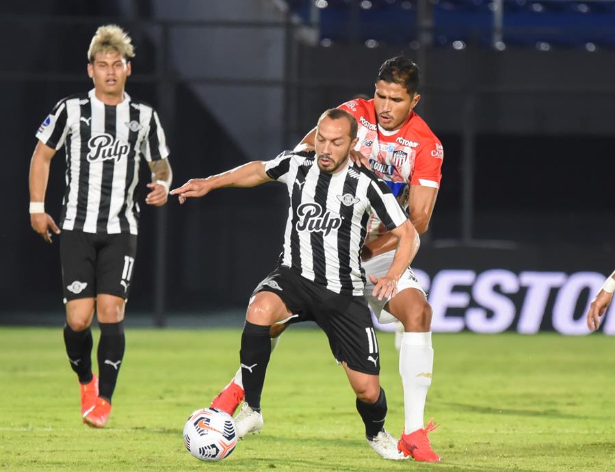 Libertad de Marcelo Díaz logró avanzar en Copa Sudamericana pese a caer ante Junior