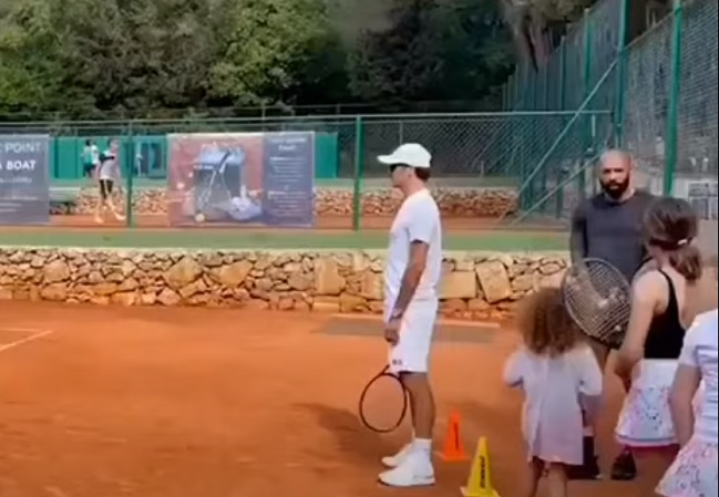Roger Federer entrenó en sus vacaciones acompañado de Thierry Henry