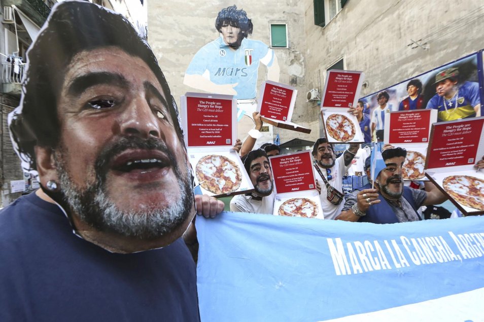 Manifestantes protestaron en Nápoles contra el G20 con máscaras de Maradona