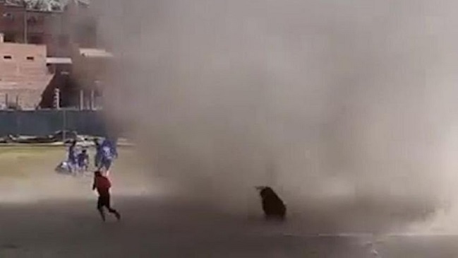 “Se va a comer al árbitro”: Un remolino interrumpió partido de fútbol en Bolivia