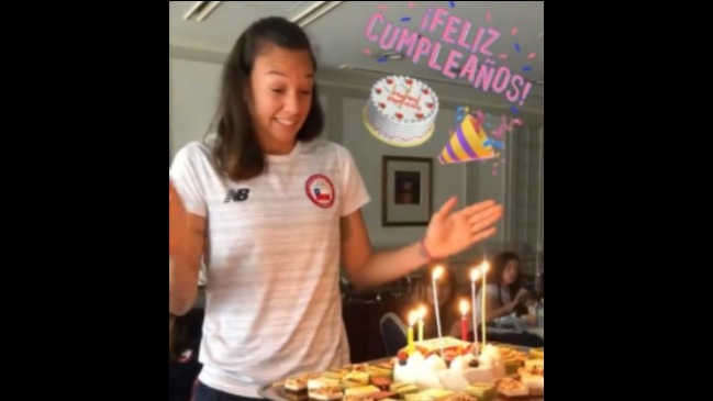 Con torta y una “camotera”: La celebración del cumpleaños de Tiane Endler en la concentración de La Roja