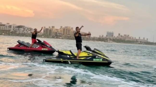 ¡A toda velocidad! Arturo Vidal se lució en una moto de agua en Dubai