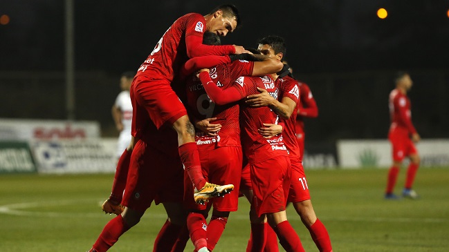 Octavio Rivero celebró de penal y aumentó la ventaja de Unión La Calera sobre Deportes Melipilla