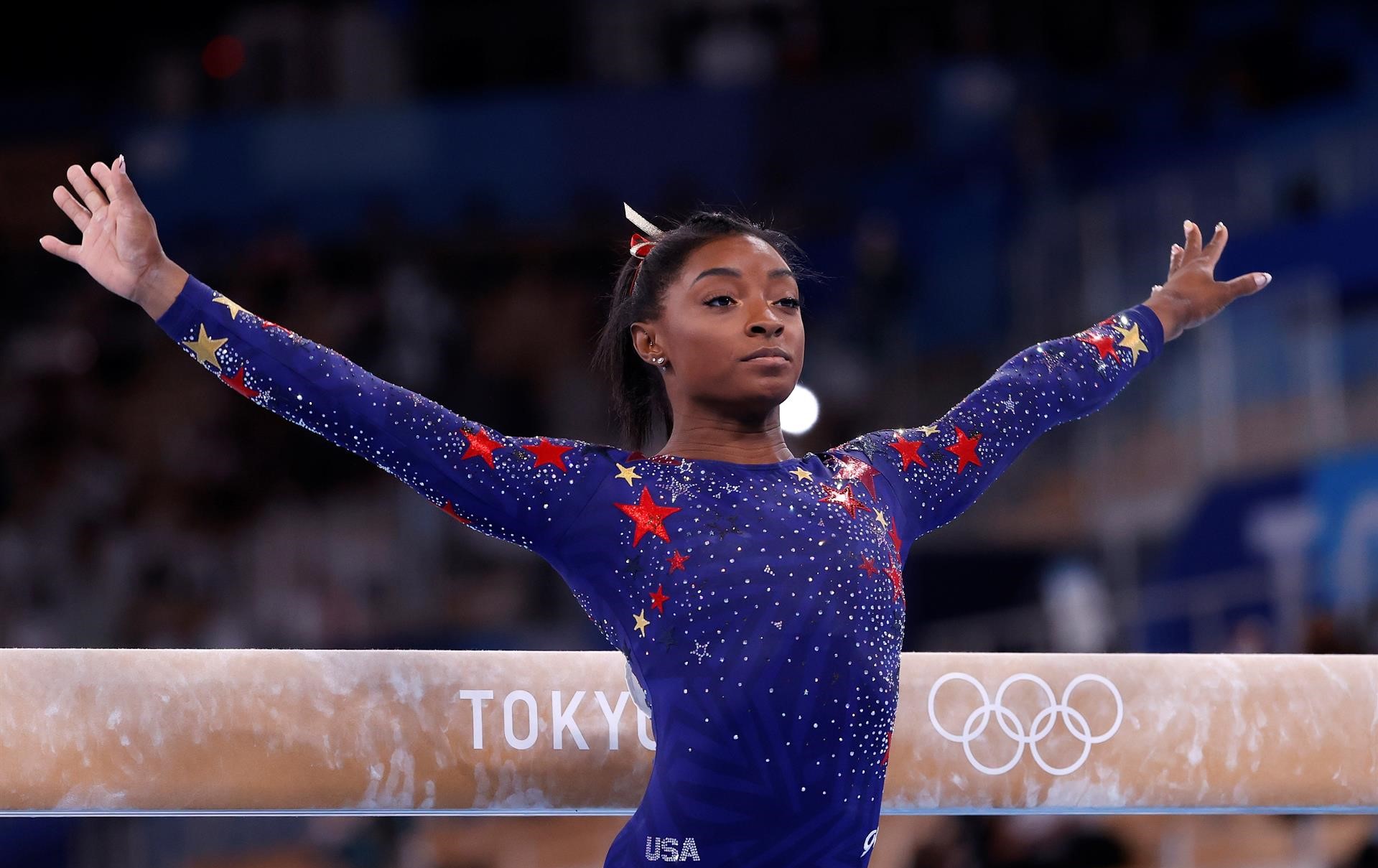 Simone Biles lideró la clasificación en la gimnasia artística pese a irregular debut en Tokio 2020