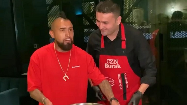 Arturo Vidal disfrutó de la gastronomía junto a reconocido chef turco