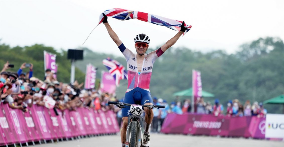 El británico Thomas Pidcock se coronó campeón olímpico de mountain bike en Tokio 2020