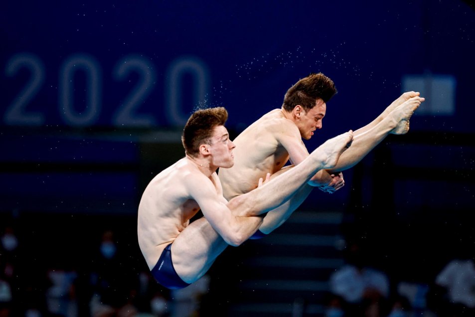 Británicos Thomas Daley y Matty Lee ganaron el oro en salto sincronizado en plataforma 10 metros