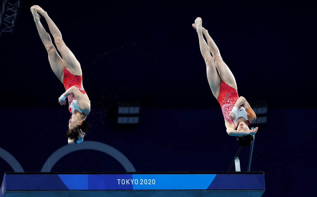 Yuxi Chen y Jiaqi Zhang de China ganaron el oro en salto sincronizado plataforma 10 metros