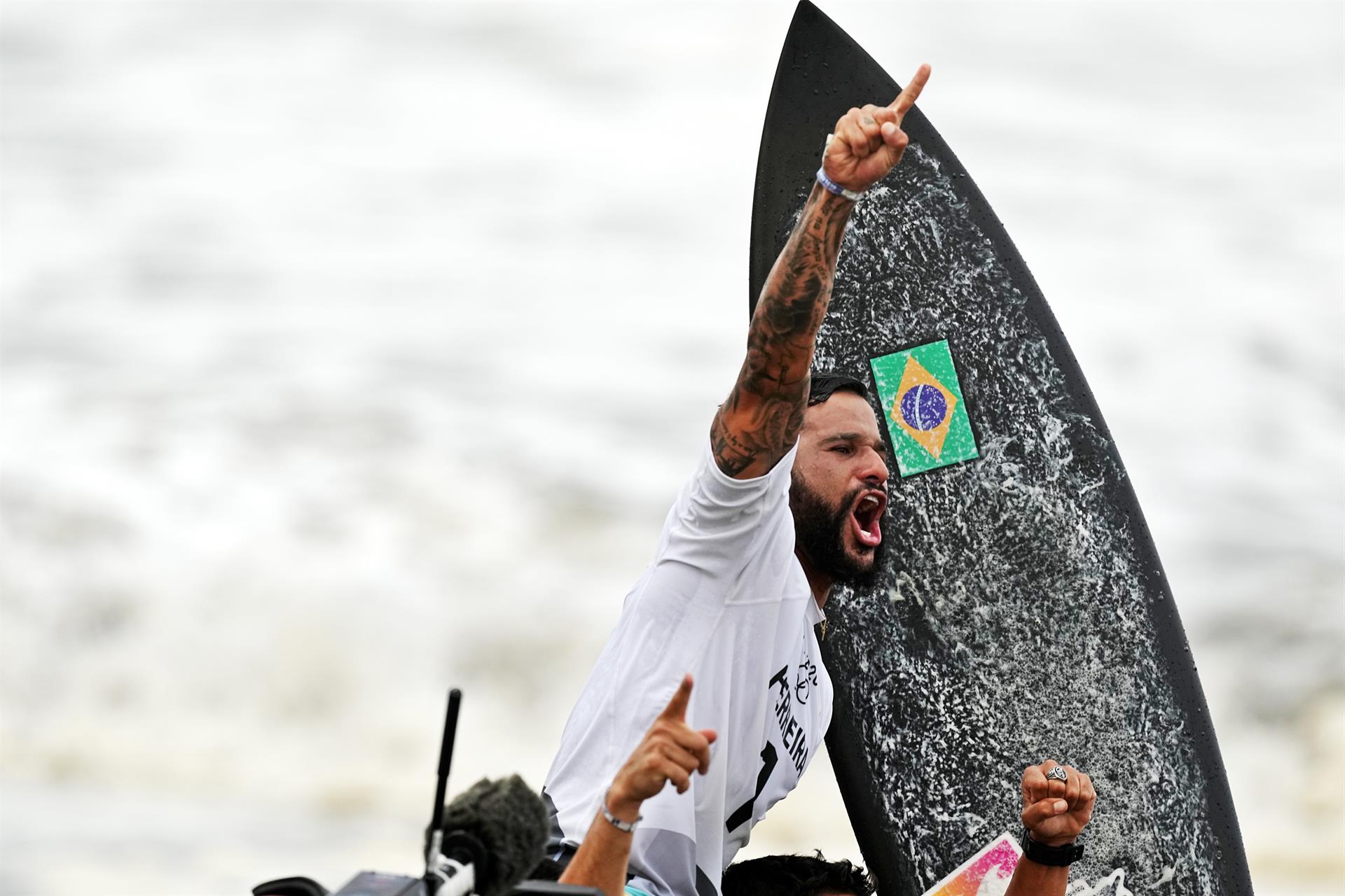 El brasileño Italo Ferreira se convirtió en el primer campeón olímpico en surf