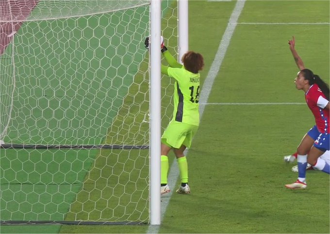 ¿Entró o no? La polémica jugada en la caída de la Roja ante Japón